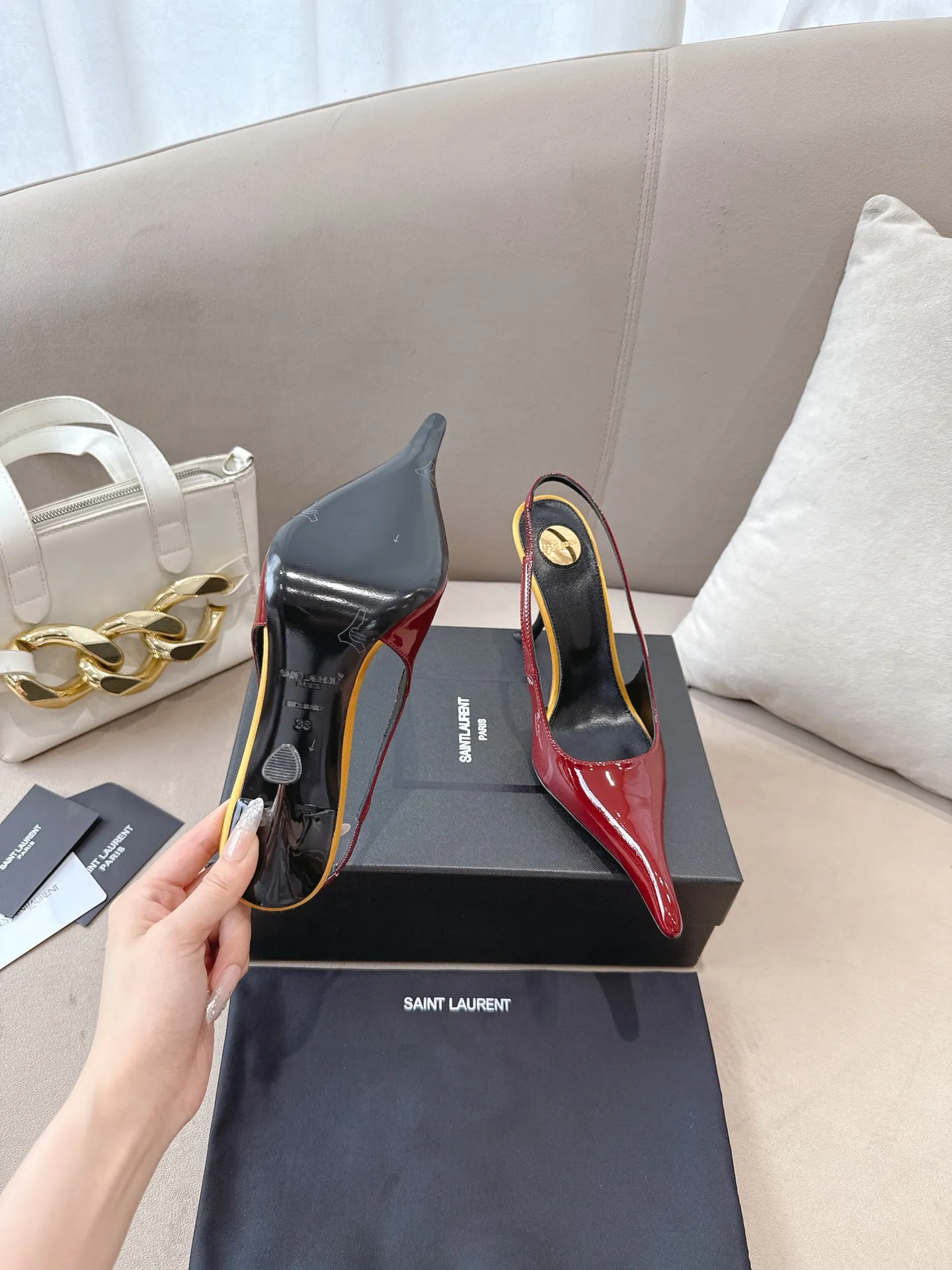 👟👟Ex-factory price 620👟👟 Saint Laurent YSL 25ss/autumn and winter ready-to-wear series catwalk style high heels. The design of the toe and transparent heel, the final effect is quite good. The different colors are also very beautiful. Only YSL understands women's hearts best and does not accept rebuttal. It is a super invincible feminine artifact and a must-have for women (z-product full-body customization, own molded hardware accessories, perfect consistency) ✔Upper: imported cow patent leather ✔Lining: imported 🐑goat leather ✔Sole: imported genuine leather outsole ✔Heel height: 10.5cm ✔Number of yards: 36-39 (40, 41, 42 can be customized and non-returnable) (Full set of packaging)
